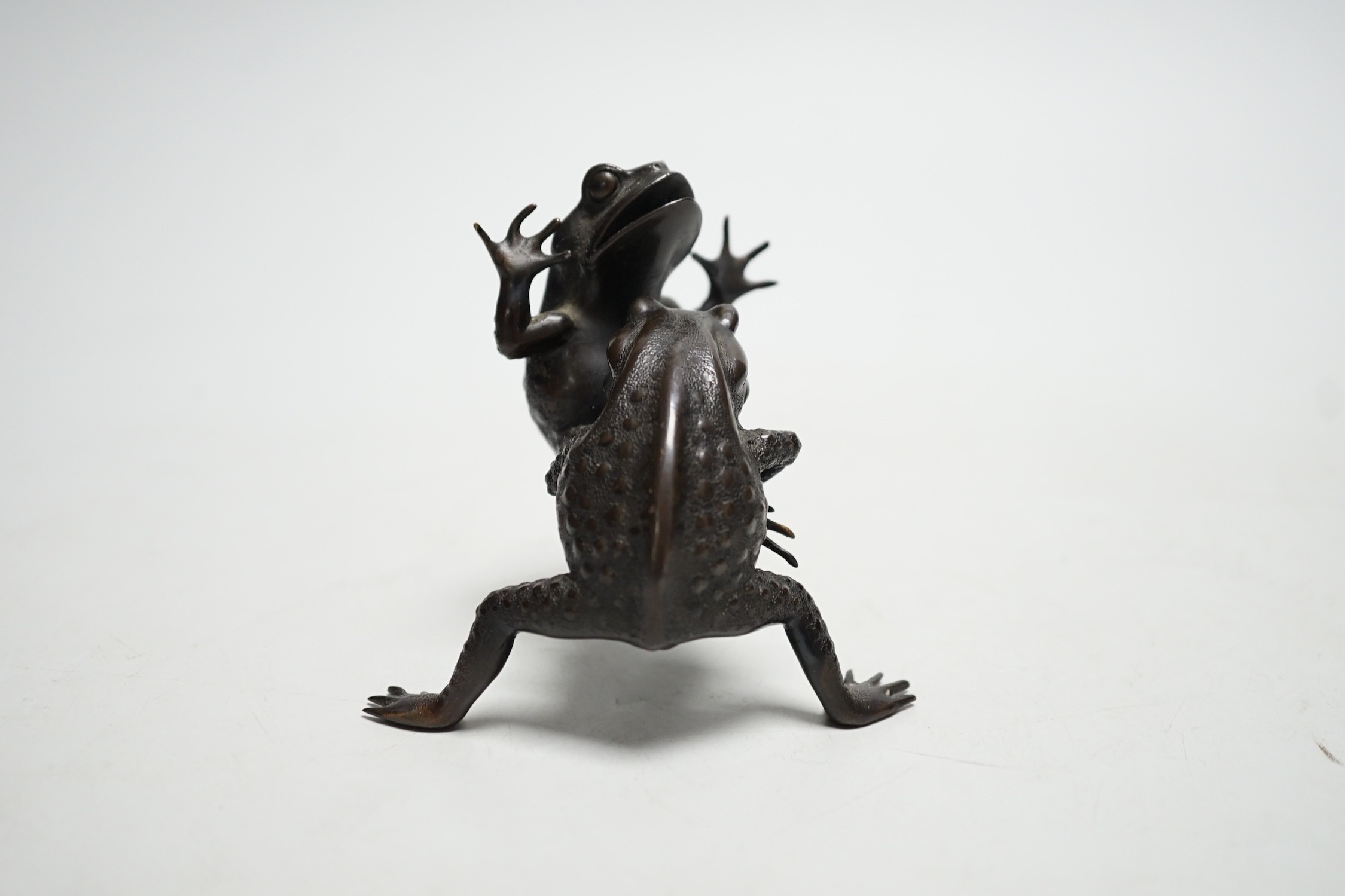 A Japanese bronze 'frogs' group, Meiji, 8cm tall